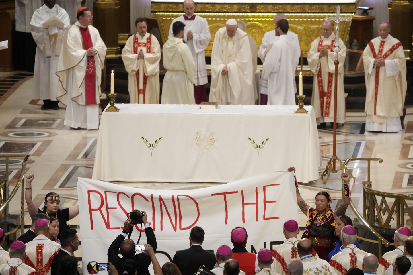 Kanada'da Papa'yı 'Doktrini iptal edin' protestosu selamladı