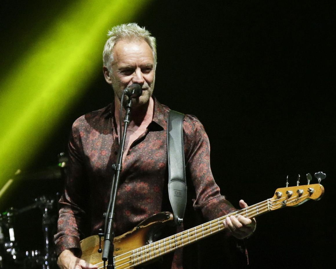 Sting, Varşova konseri sırasında demokrasiye yönelik tehditler konusunda uyardı