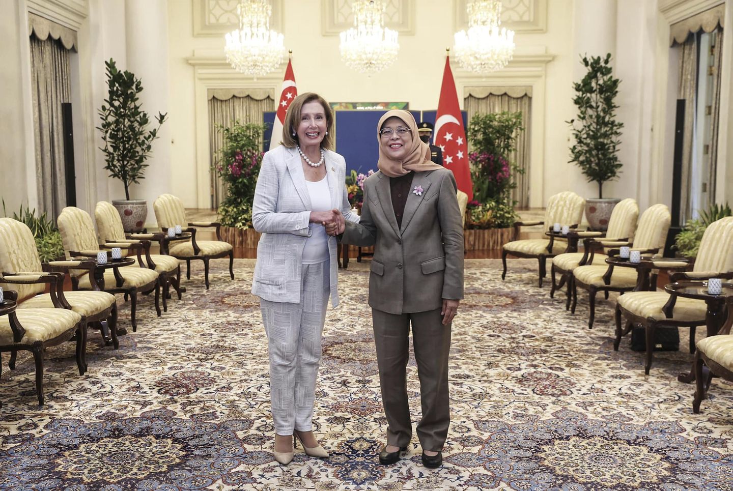 Nancy Pelosi, Asya turuna başlamak için Singapur'a indi