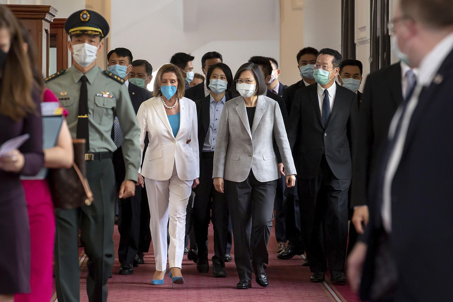 Nancy Pelosi, Taipei'den ayrıldı, Çin protestoları sırasında ABD'nin Tayvan'ı terk etmeyeceğini söyledi