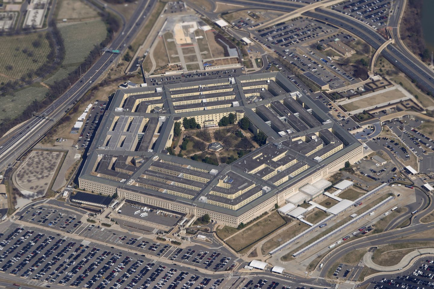 Pentagon, personele cep telefonlarındaki metinleri ve e-posta kayıtlarını silmemelerini söyledi