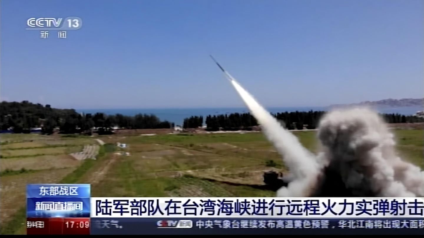 Öfkeli Çin, Nancy Pelosi'nin ziyaretinin ardından Tayvan yakınlarında savaş oyunları düzenliyor, füzeler ateşliyor