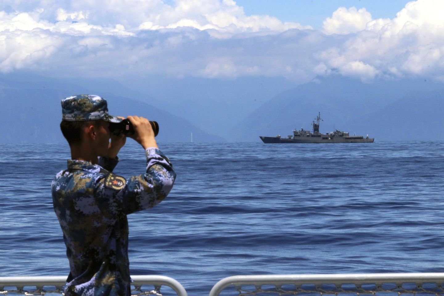 Pekin, Pelosi ziyaretinin ardından Tayvan'a savaş gemileri ve uçaklar göndermeye devam ediyor