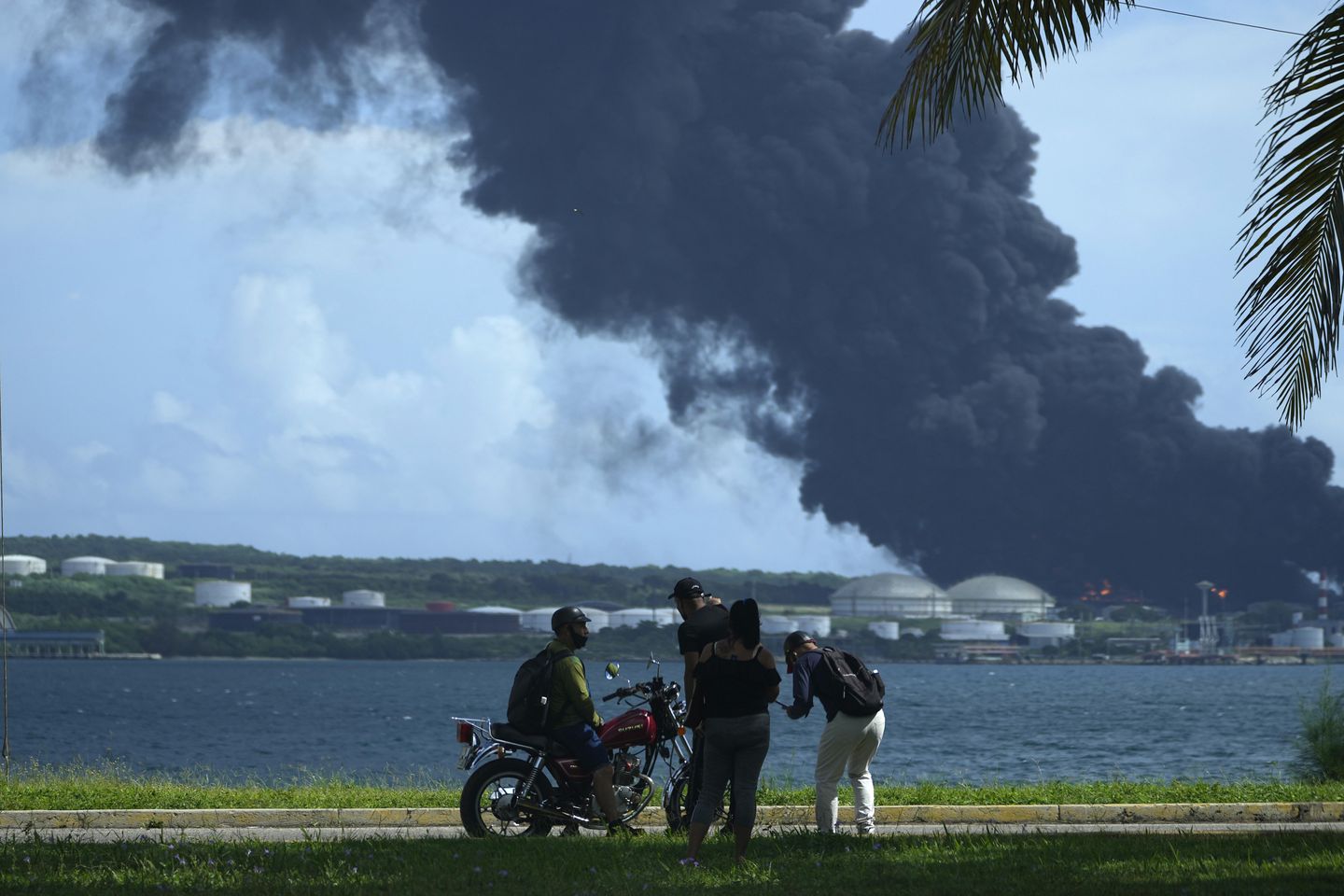 Küba petrol tankı çiftliğinde çıkan yangında 17 kayıp, onlarca kişi yaralandı