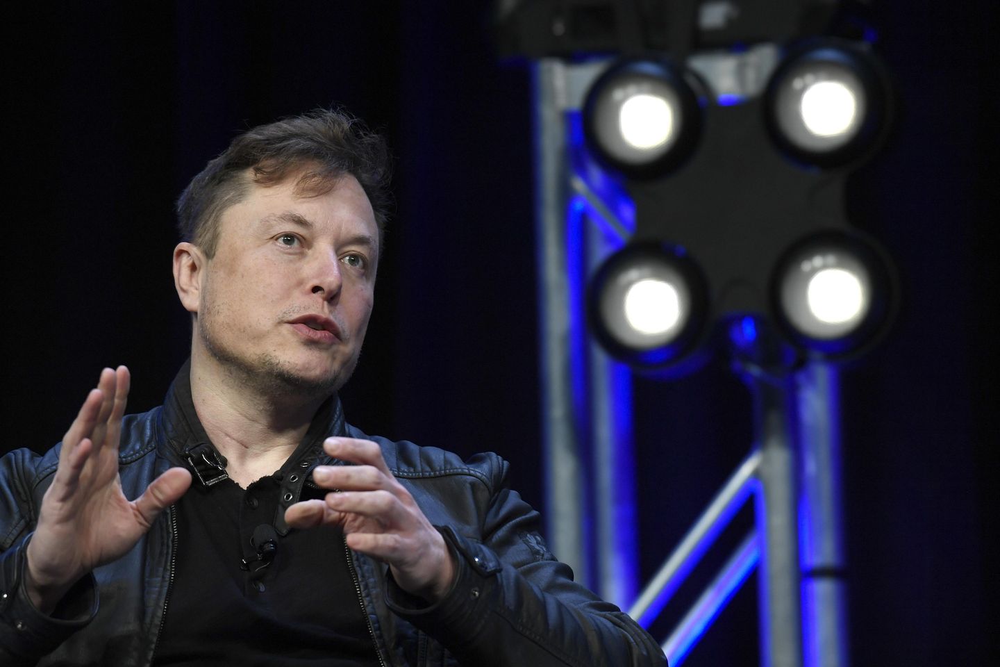 Musk desafía al CEO de Twitter a un debate público