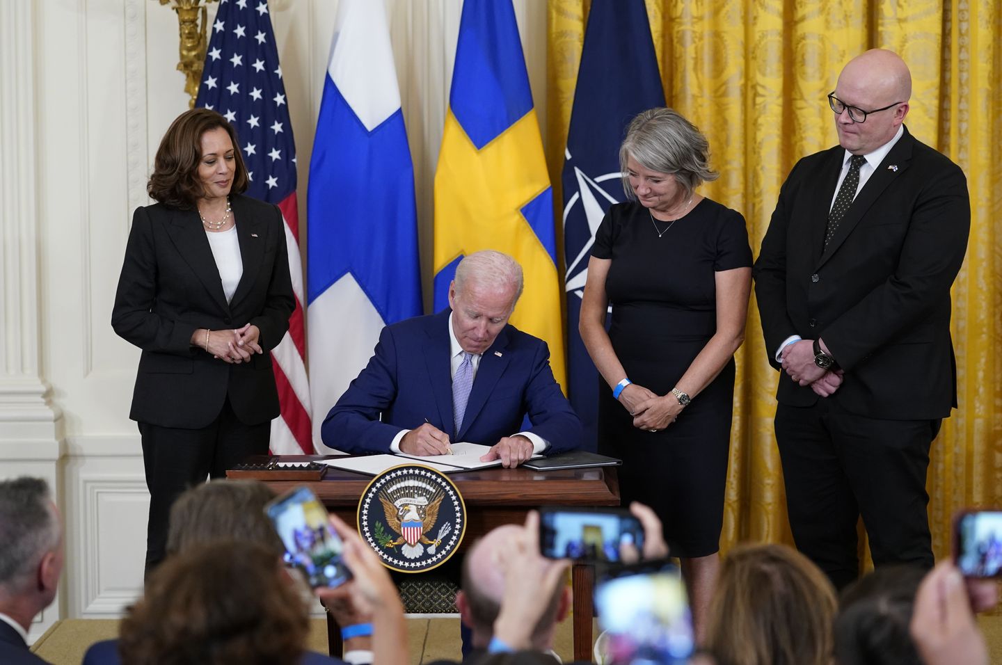 Biden, Putin'i azarlayarak Finlandiya ve İsveç'in NATO üyeliğini onayladı