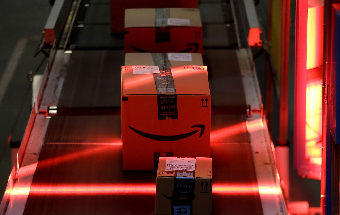 OSHA investiga muertes de tres trabajadores de Amazon en almacenes de NJ