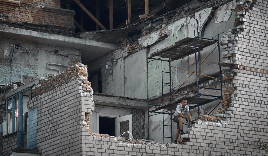 Một người đàn ông nhìn ra khỏi một căn hộ bị phá hủy sau cuộc pháo kích của Nga ở Nikopol, Ukraine, Thứ Hai, ngày 15 tháng 8 năm 2022. (Ảnh AP / Kostiantyn Liberov)