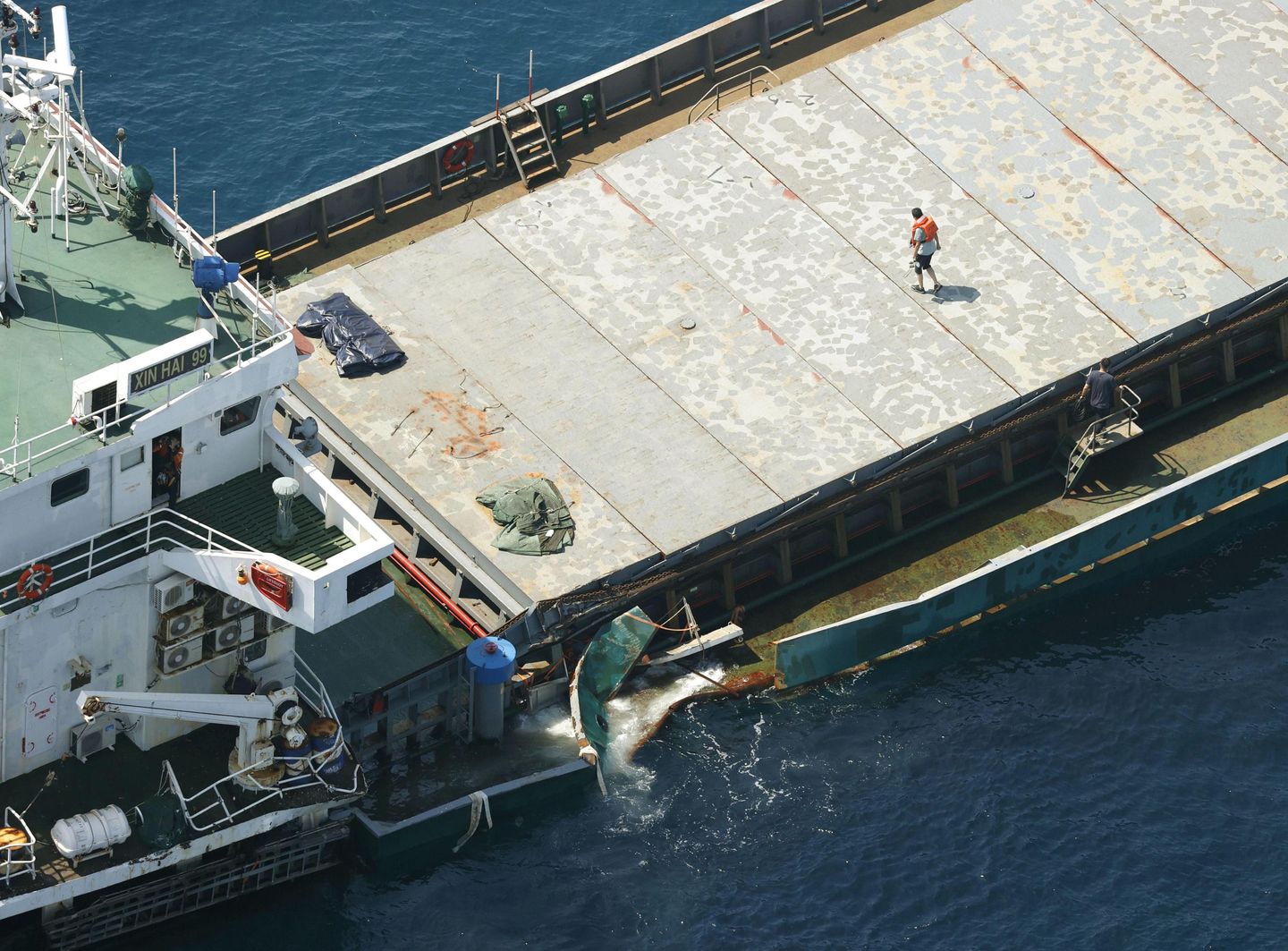 Japonya'nın güneybatısında kimyasal tanker ve kargo gemisi düştü