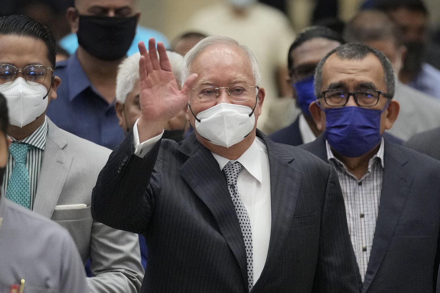 Malezya üst mahkemesi, eski Başbakan Najib Razak'ın yolsuzluk mahkumiyetini onayladı