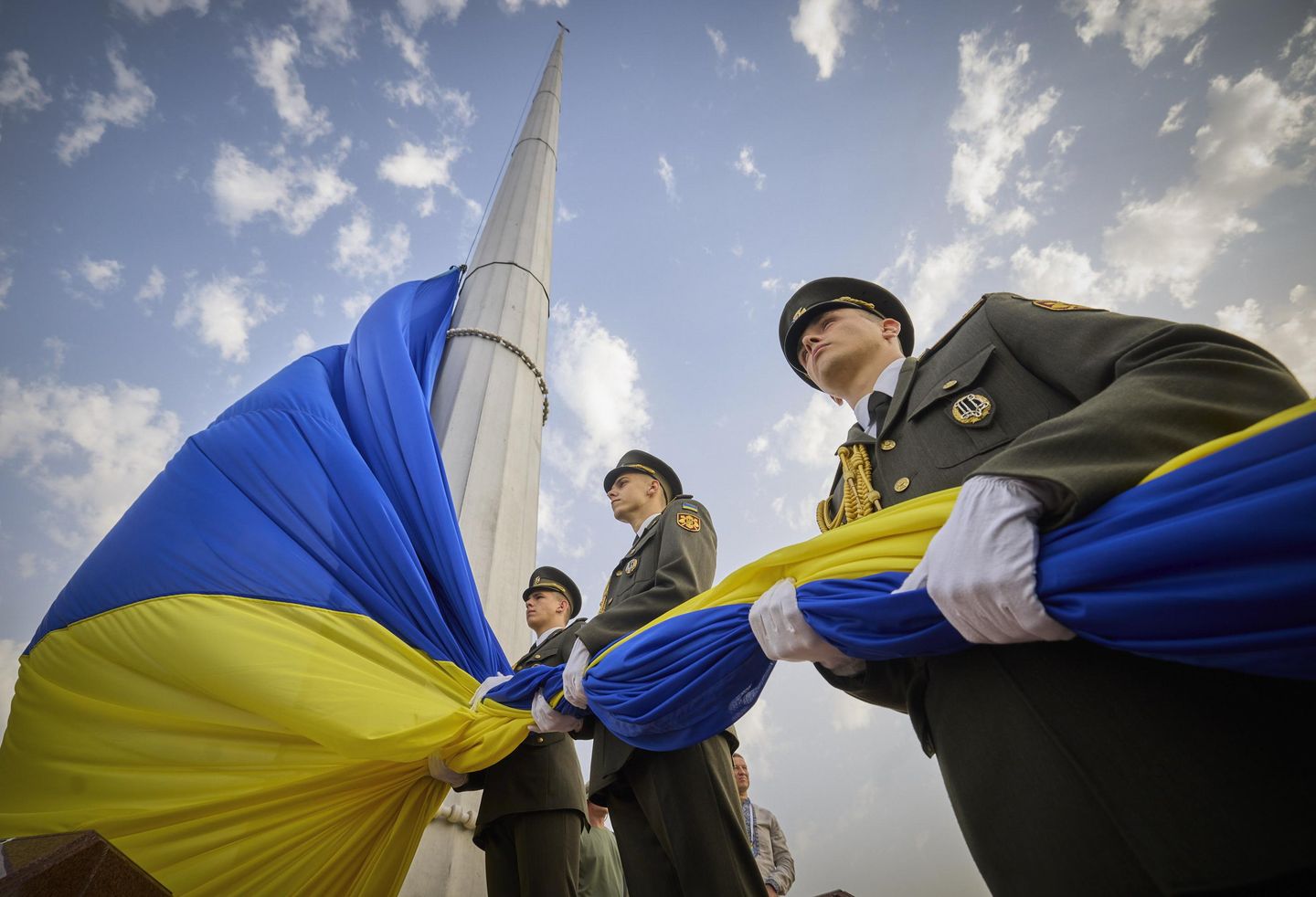 Ukrayna ulusal tatil çevresinde saldırıların artmasından korkuyor
