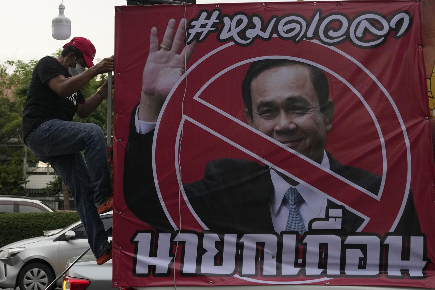 Yüksek mahkeme, darbe lideri Başbakan Prayuth Chan-ocha'yı alışılmadık bir hareketle 'askıya aldı'