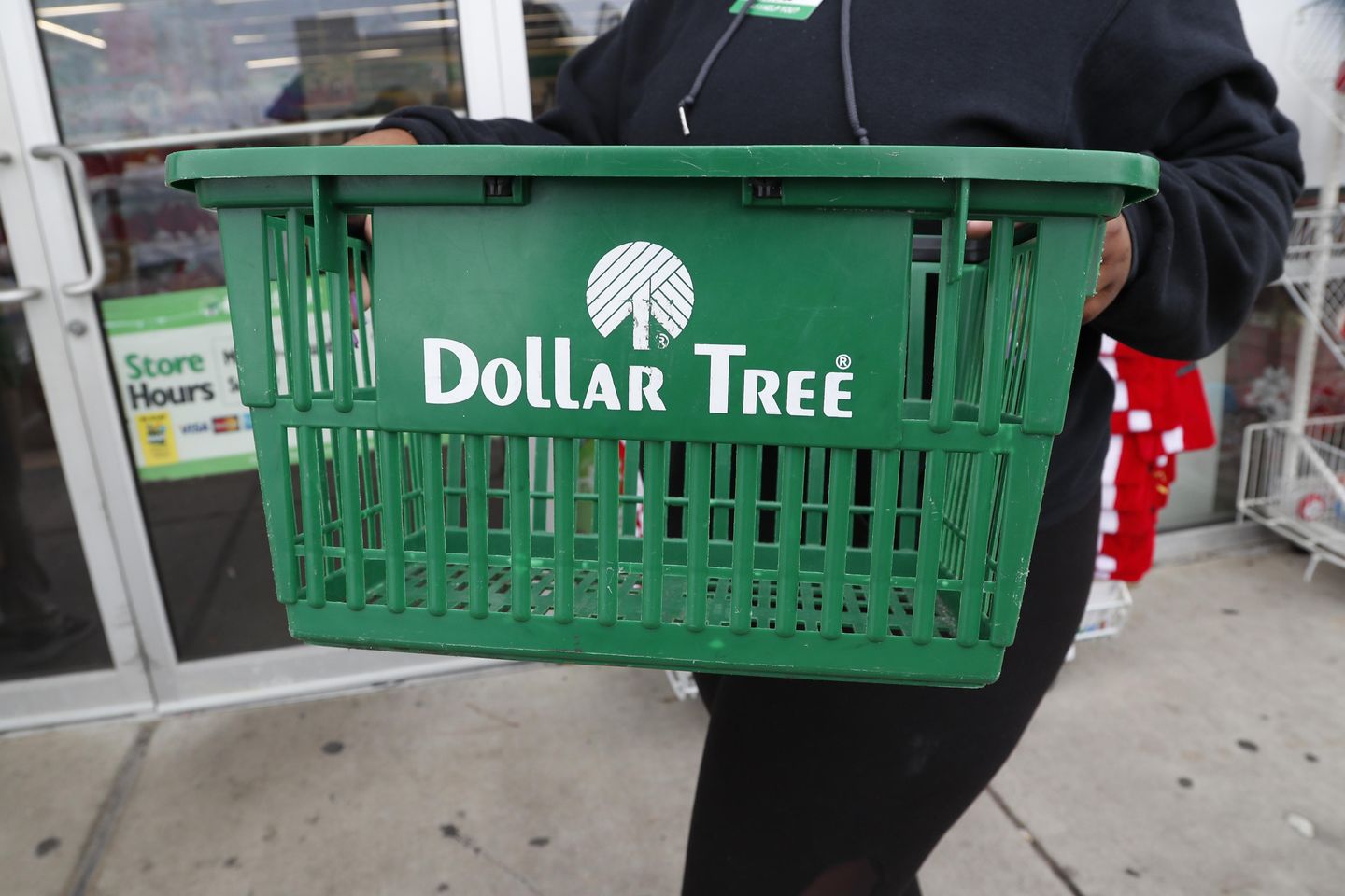 More Americans buying food at dollar stores, surge seen in rural areas, study shows
