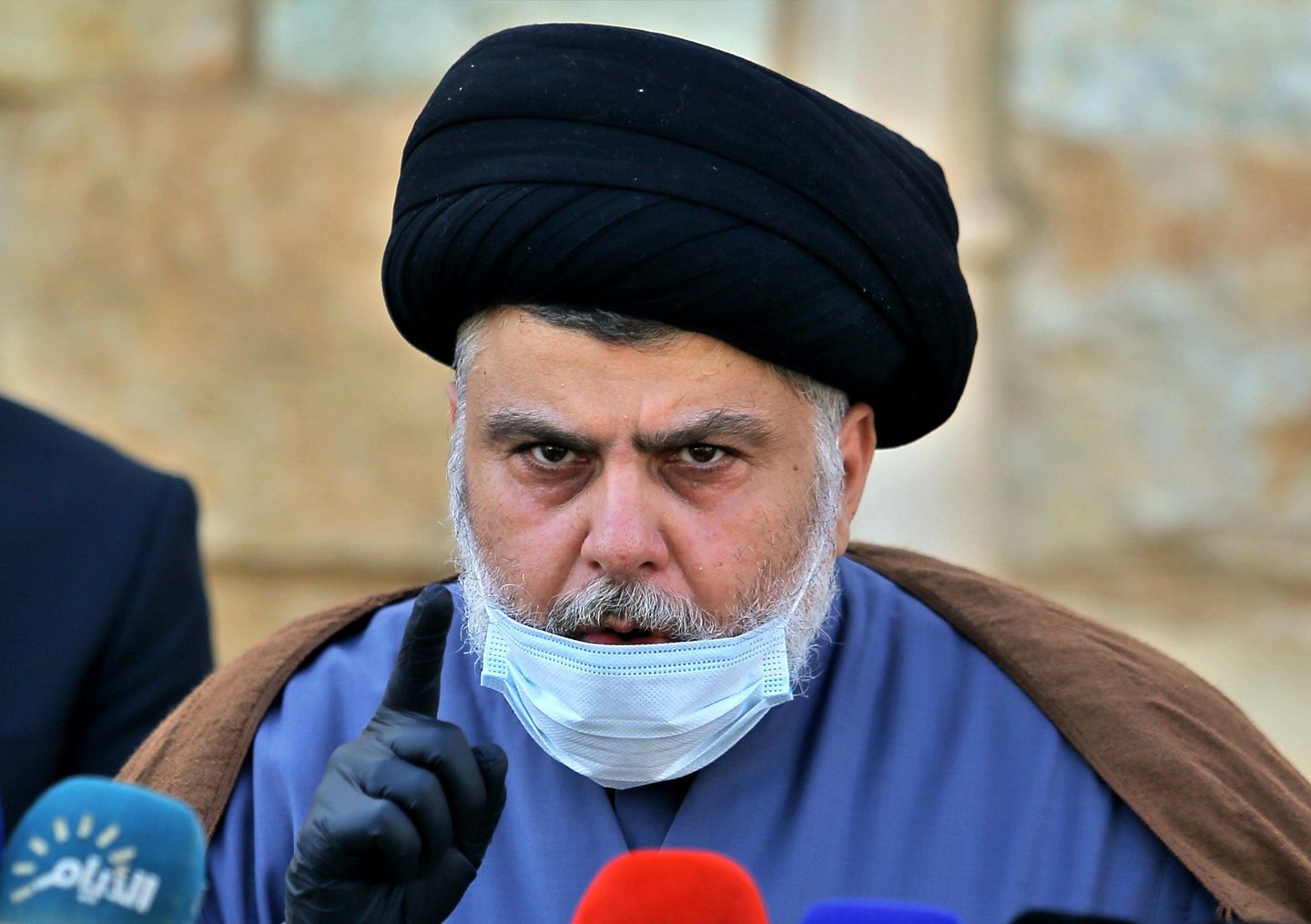 Iraklı Şii din adamı Mukteda es-Sadr, komplo dönüşünde emekli olduğunu duyurdu