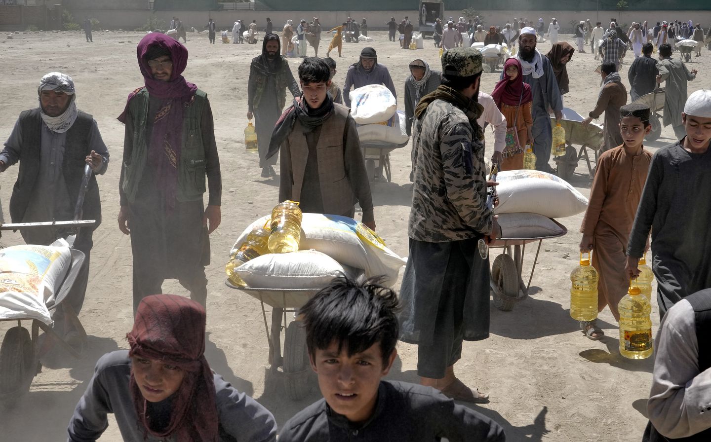 Afgan sağlık görevlisi cami patlamasında en az 18 kişinin öldüğünü, 21 kişinin yaralandığını söyledi