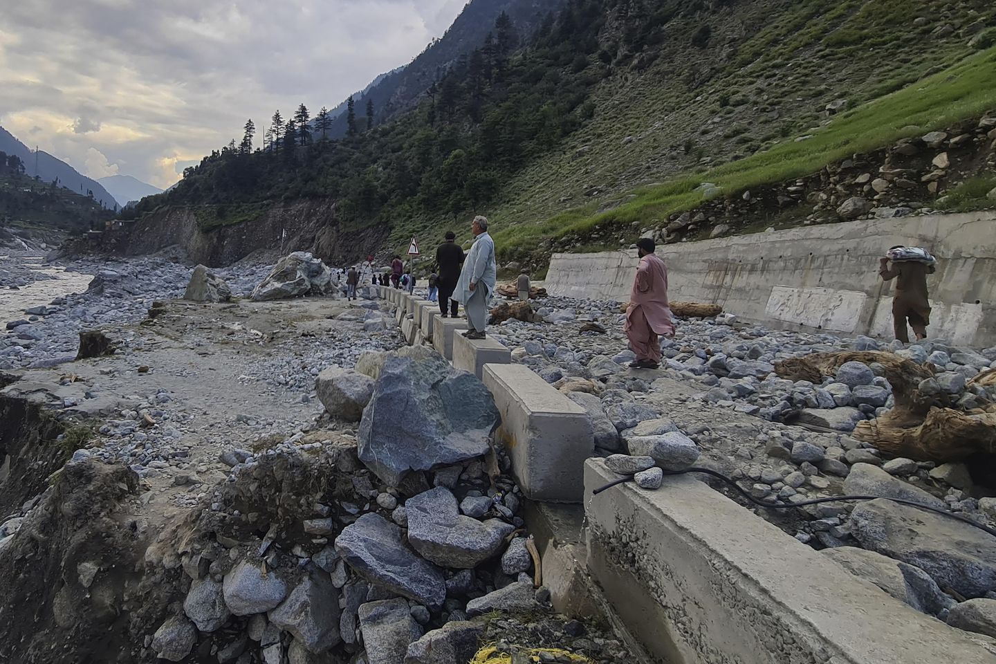 Pakistan'da seller azaldıkça su kaynaklı hastalıklardan korkuluyor