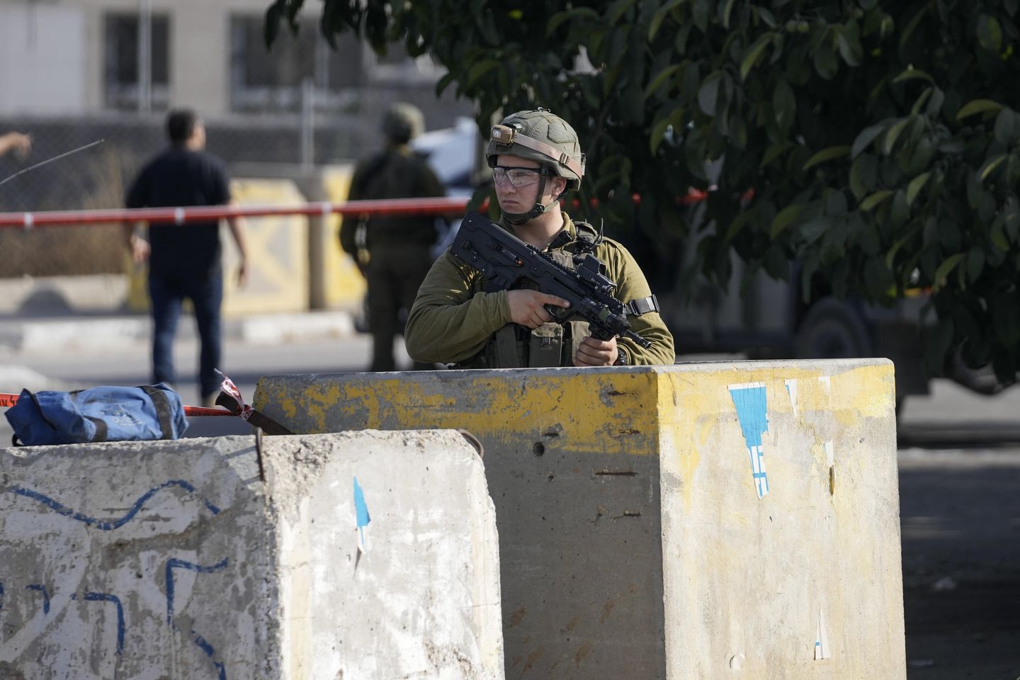 İsrail askerini bıçaklayarak yaralayan Filistinli öldü
