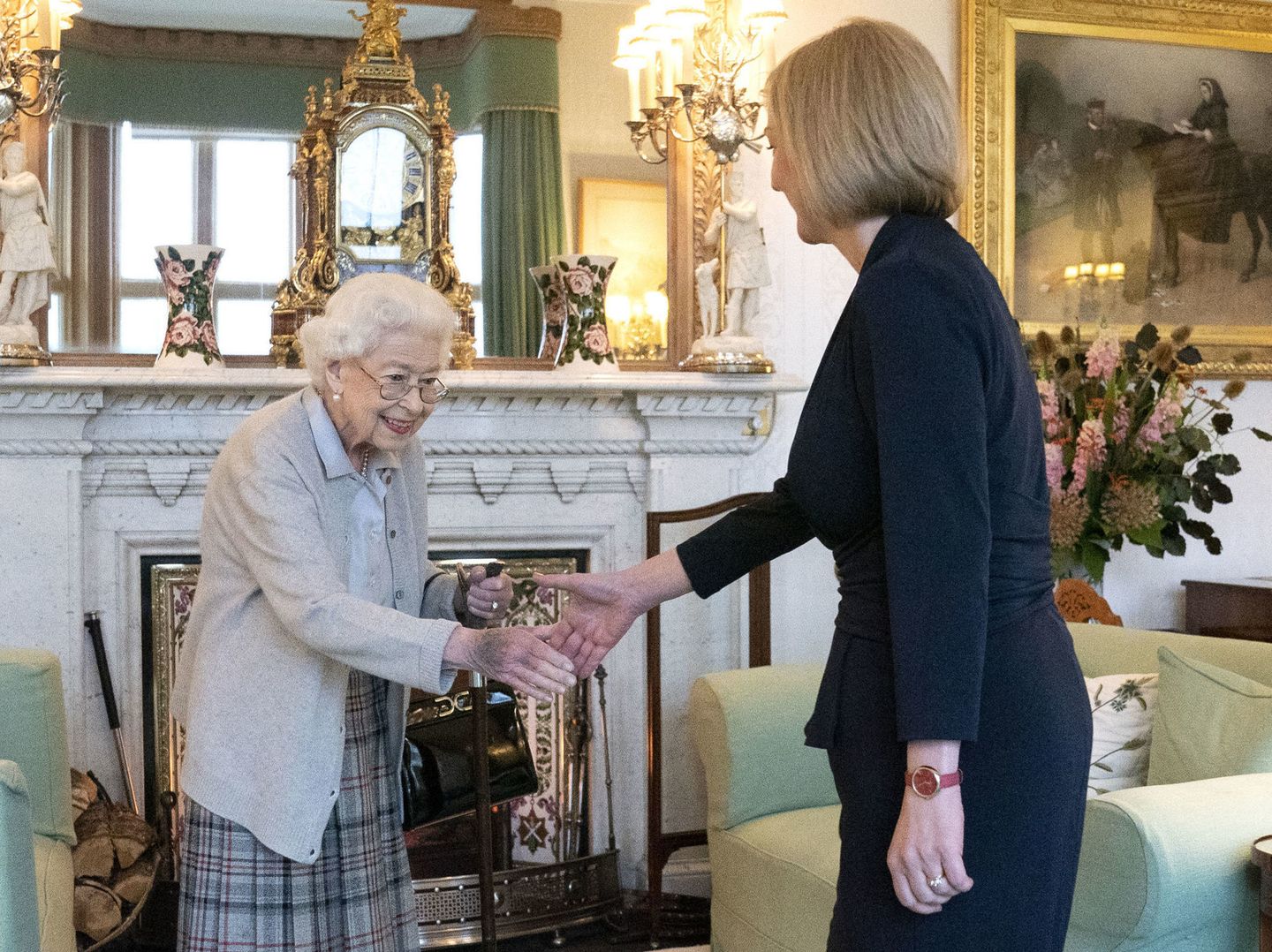 Kraliçe II. Elizabeth, Liz Truss toplantısında eldeki mavi lekeyle görüldü