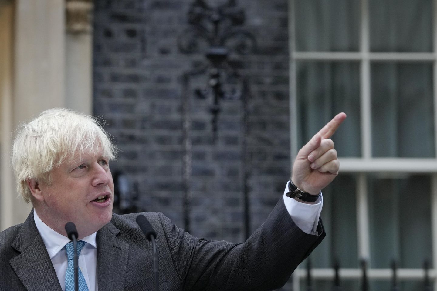 'İşte bu millet': Boris Johnson belirsiz bir veda ediyor