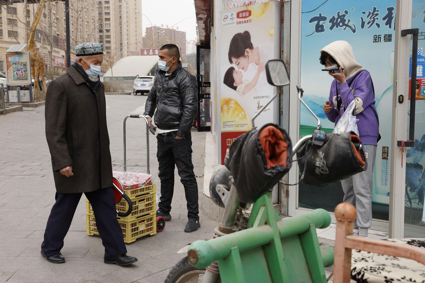 COVID kilitlenmesi altında, Xinjiang sakinleri açlıktan şikayet ediyor