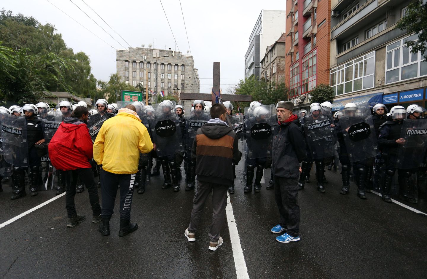 Belgrad polisi Onur Yürüyüşü sırasında holiganlarla çatıştı