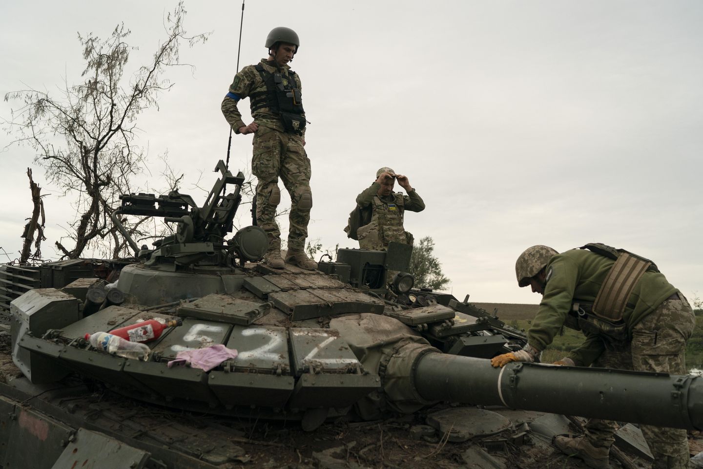 Ukrayna, ele geçirilen Rus tanklarını kullanarak hatlarını güçlendiriyor