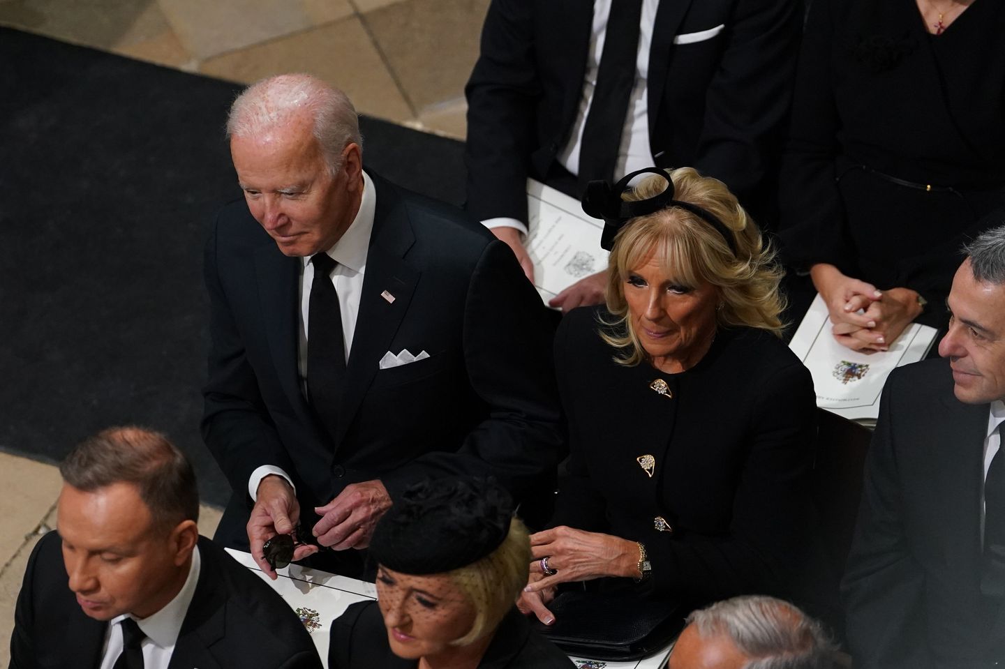 Trump, Biden'ın oturma pozisyonuyla, Kraliçe II. Elizabeth'in cenazesindeki statüsüyle alay ediyor