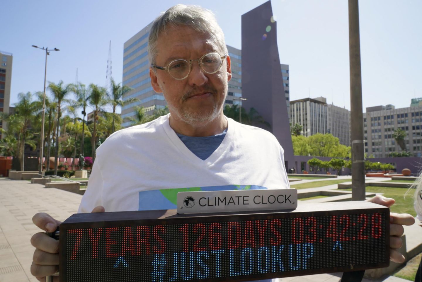 McKay, director de ‘Don’t Look Up’, regala a activistas climáticos