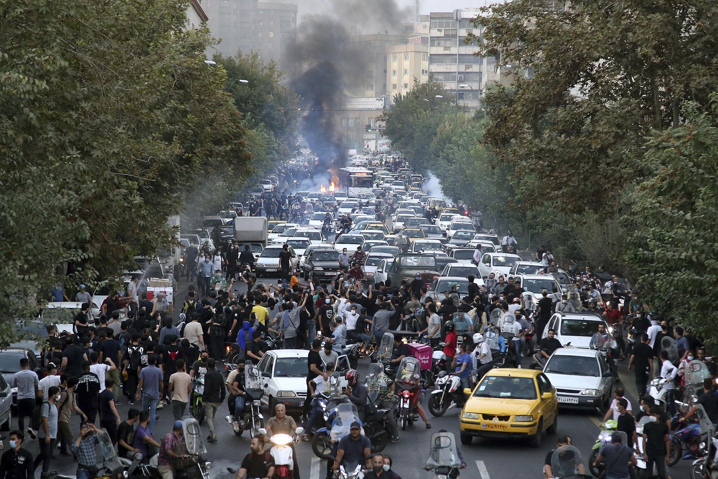 İran'da bir kadının ölümü üzerine protestolar yayılırken en az 9 kişi öldü