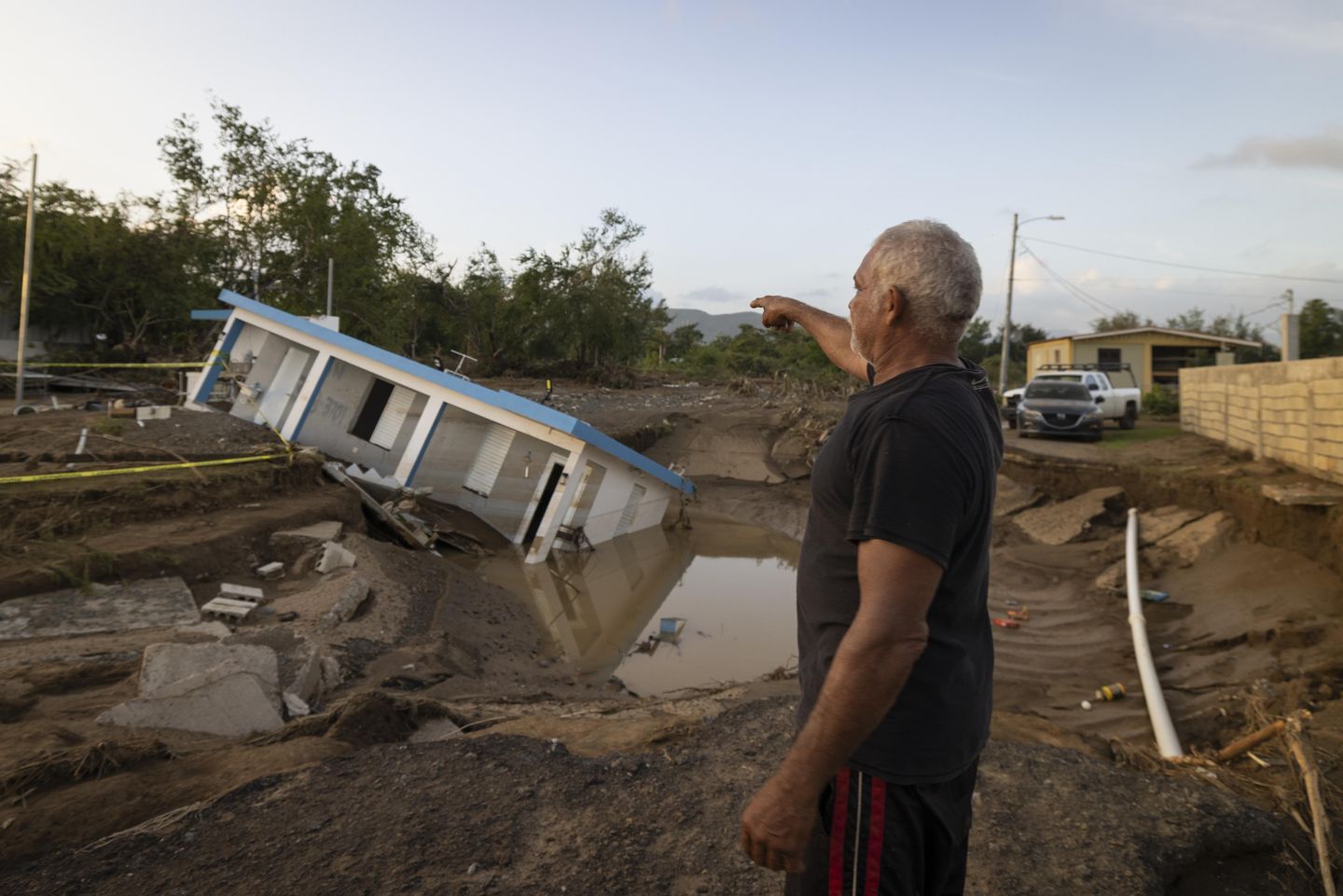 Puerto Rico lucha por llegar a zonas cortadas por Fiona