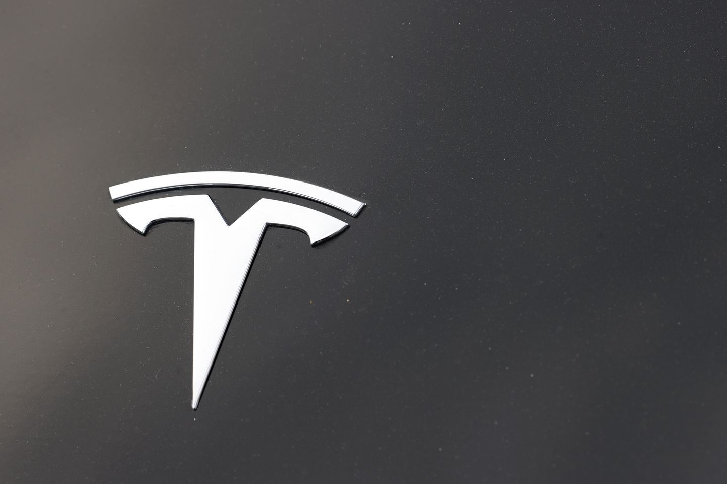Tesla retira más de un millón de autos por problemas con las ventanas