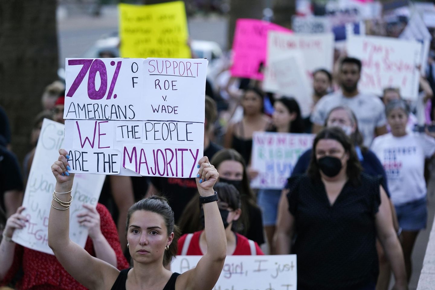 Arizona puede hacer cumplir la prohibición casi total del aborto, dictamina un juez