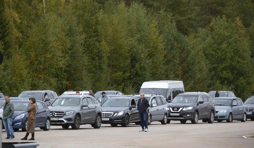 Cars queue to cross the border from Russia to Finland at the Vaalimaa border check point in Virolahti, Finland, Friday Sept. 23, 2022. (Sasu Makinen/Lehtikuva via AP)