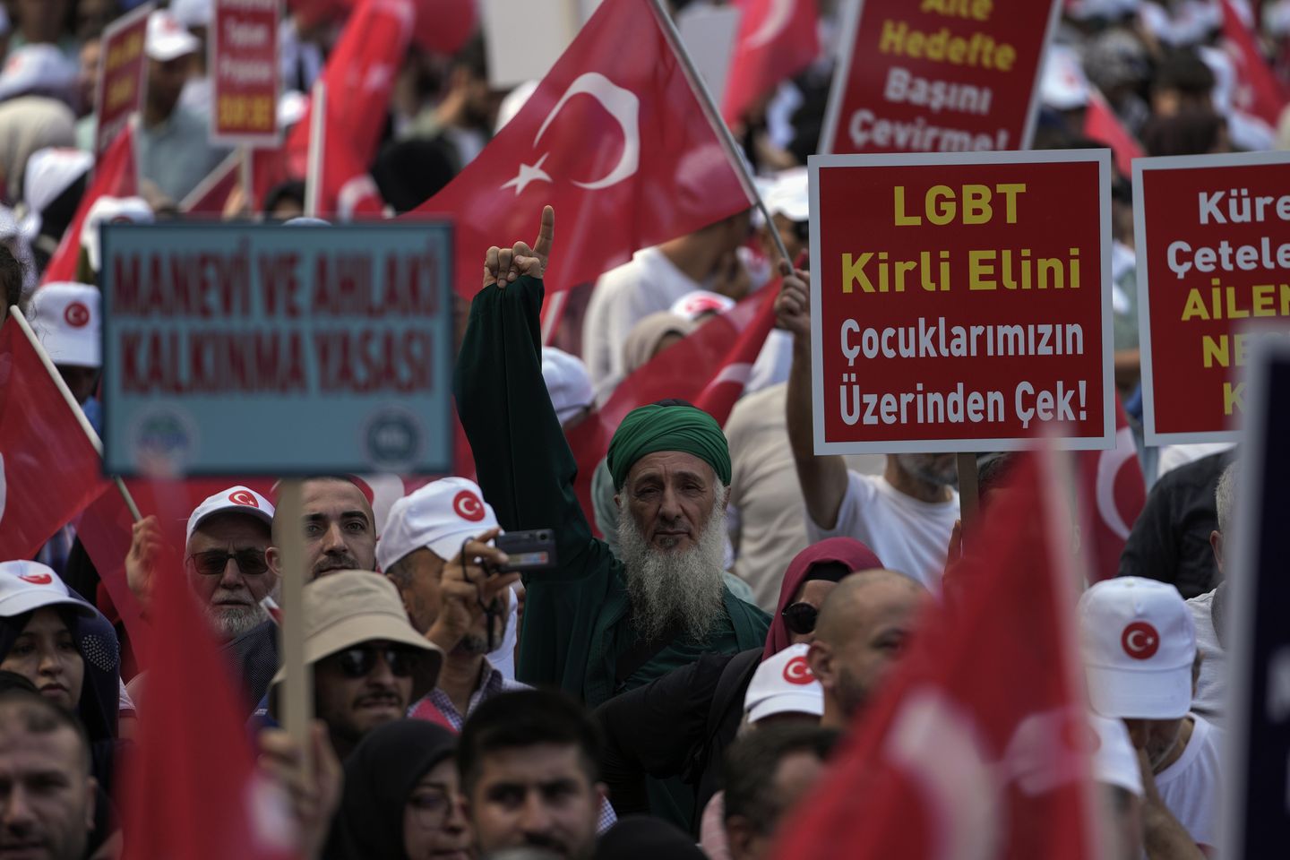 Türkiye: LGBTQ karşıtı gösteri ülkenin siyasi değişimini yansıtıyor