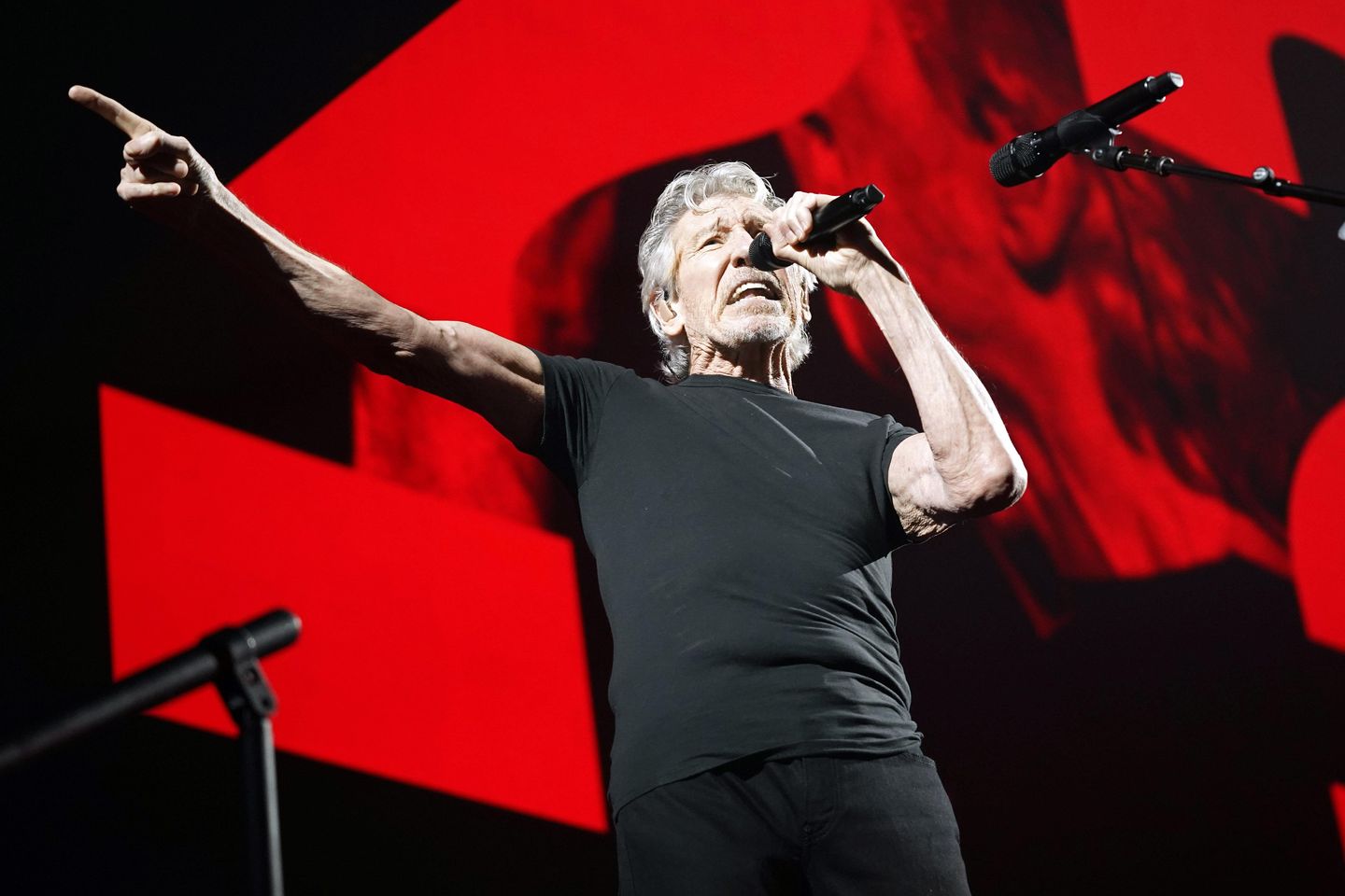 Roger Waters konser kıyafeti, Berlin polisinin olası kışkırtma soruşturmasına yol açtı