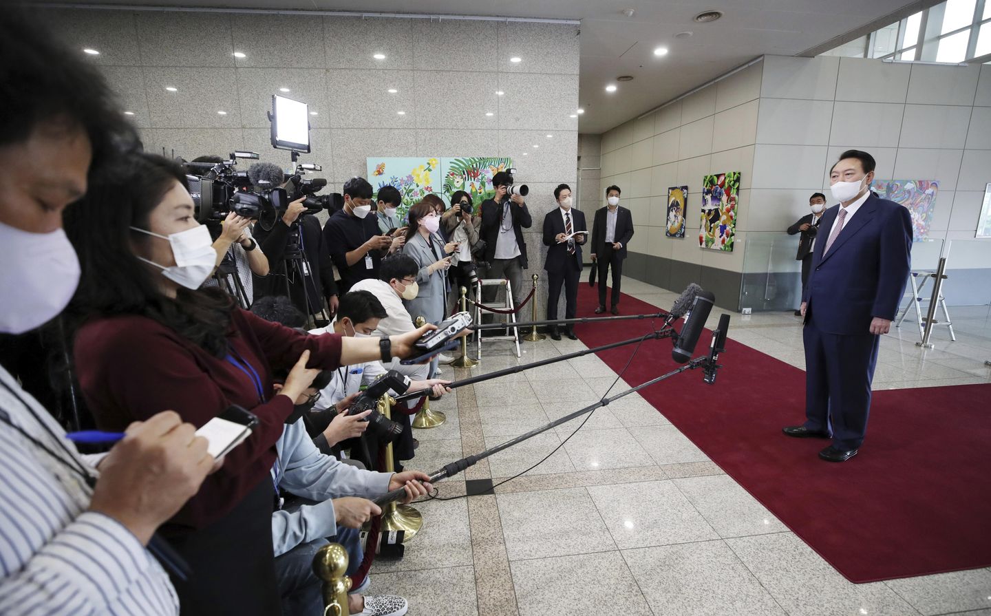 Güney Kore Devlet Başkanı Yoon Suk Yeol, sıcak mikrofon anı nedeniyle medyayı azarladı
