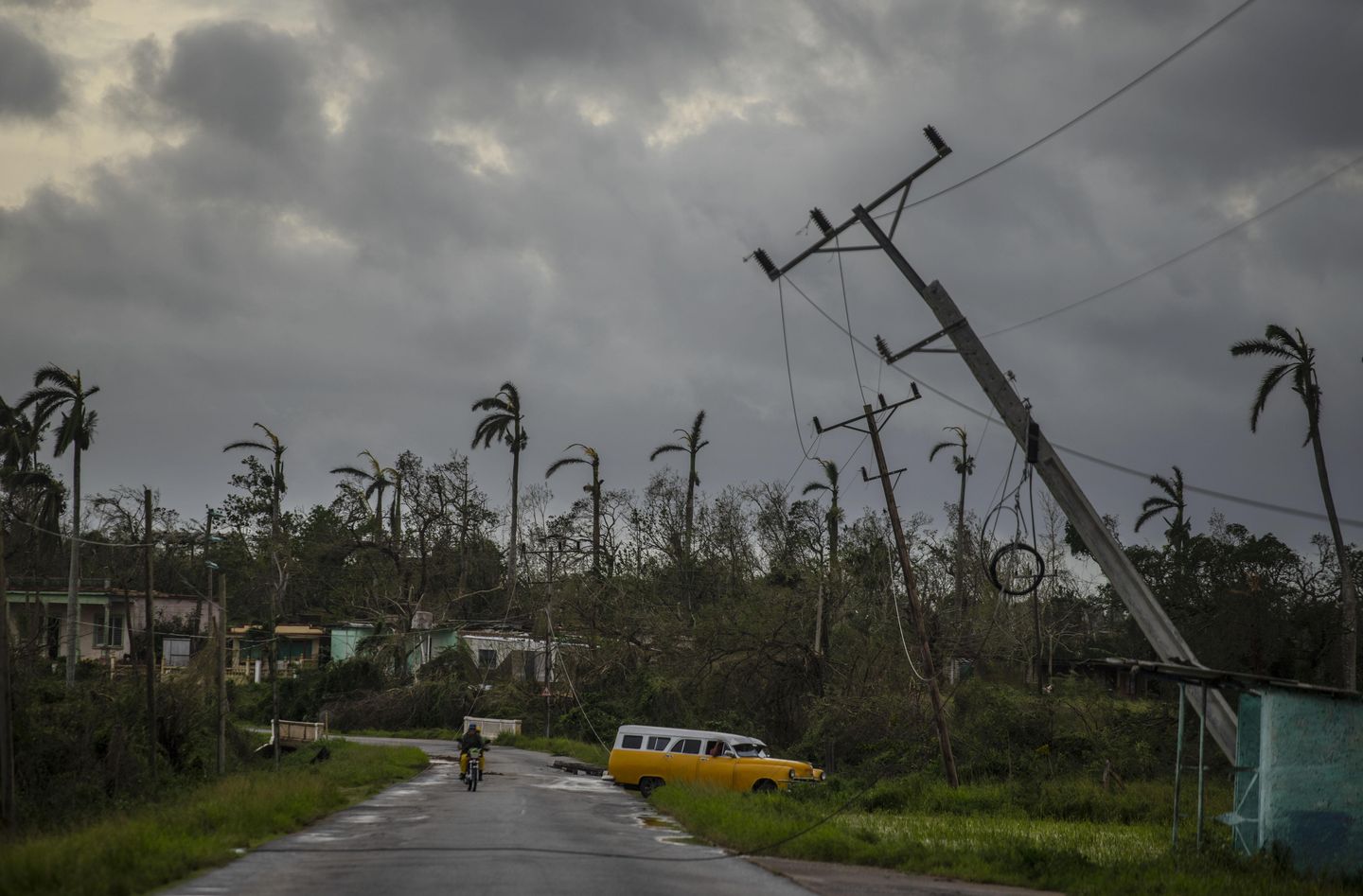 Ian Kasırgası elektrik şebekesini vurduktan sonra Küba elektriksiz kaldı