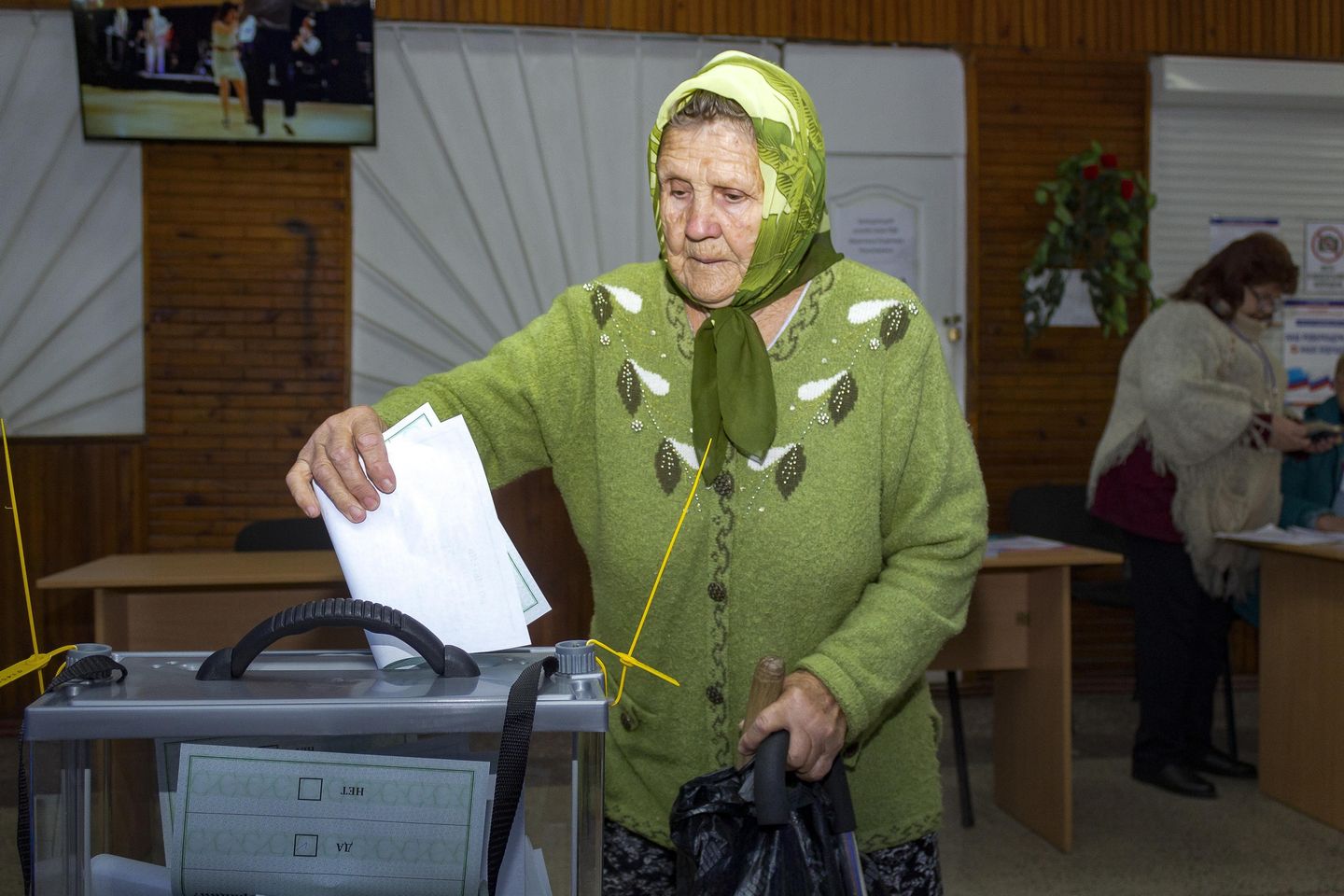 Ukrayna'nın Rusya'nın elindeki bölgelerindeki oylama Batı ile gerilimi artırıyor