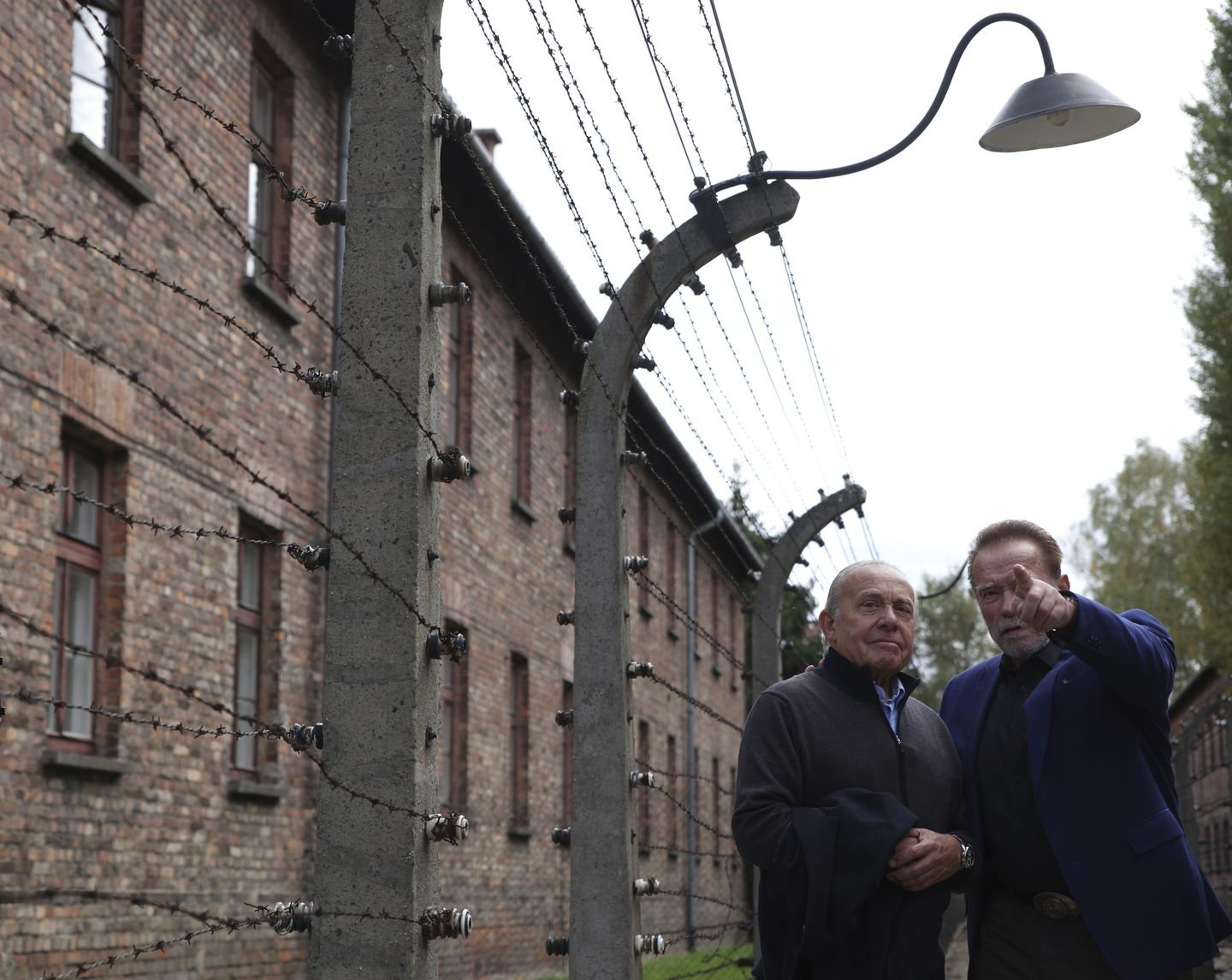 Schwarzenegger nefrete karşı mesaj vermek için Auschwitz'i ziyaret etti