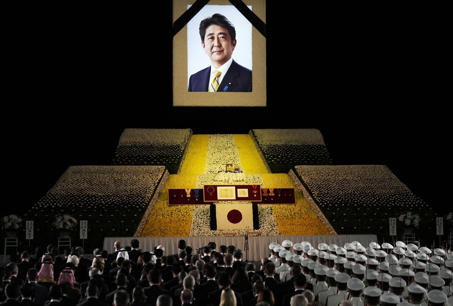 Eski yetkililer, Çinli Komünistler ve Japon müttefiklerinin eski Abe suikastından yararlanmaya çalıştıklarını söylüyor