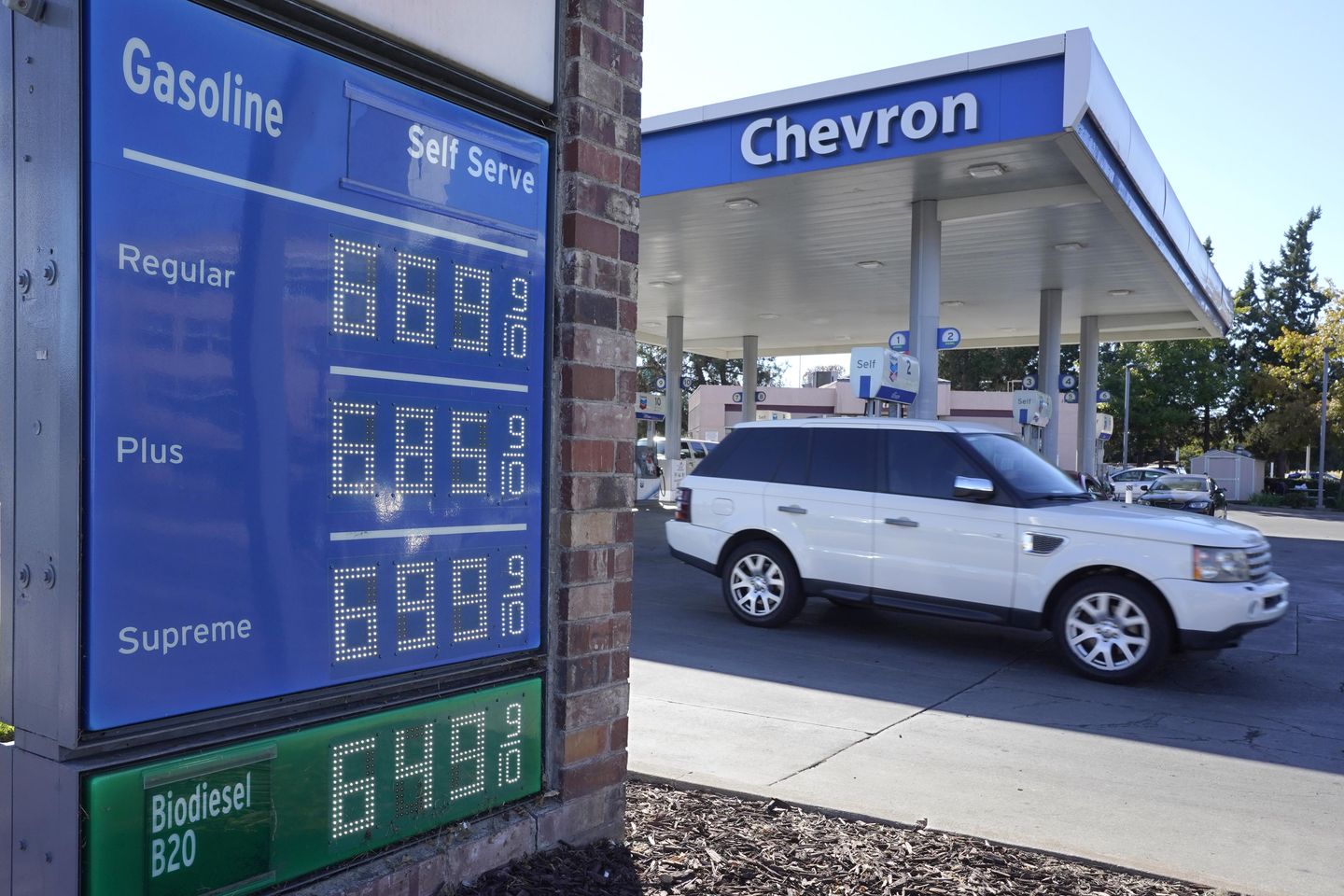 La Casa Blanca se jacta de que los estadounidenses están viendo «ahorros reales» en las gasolineras a medida que aumentan los precios
