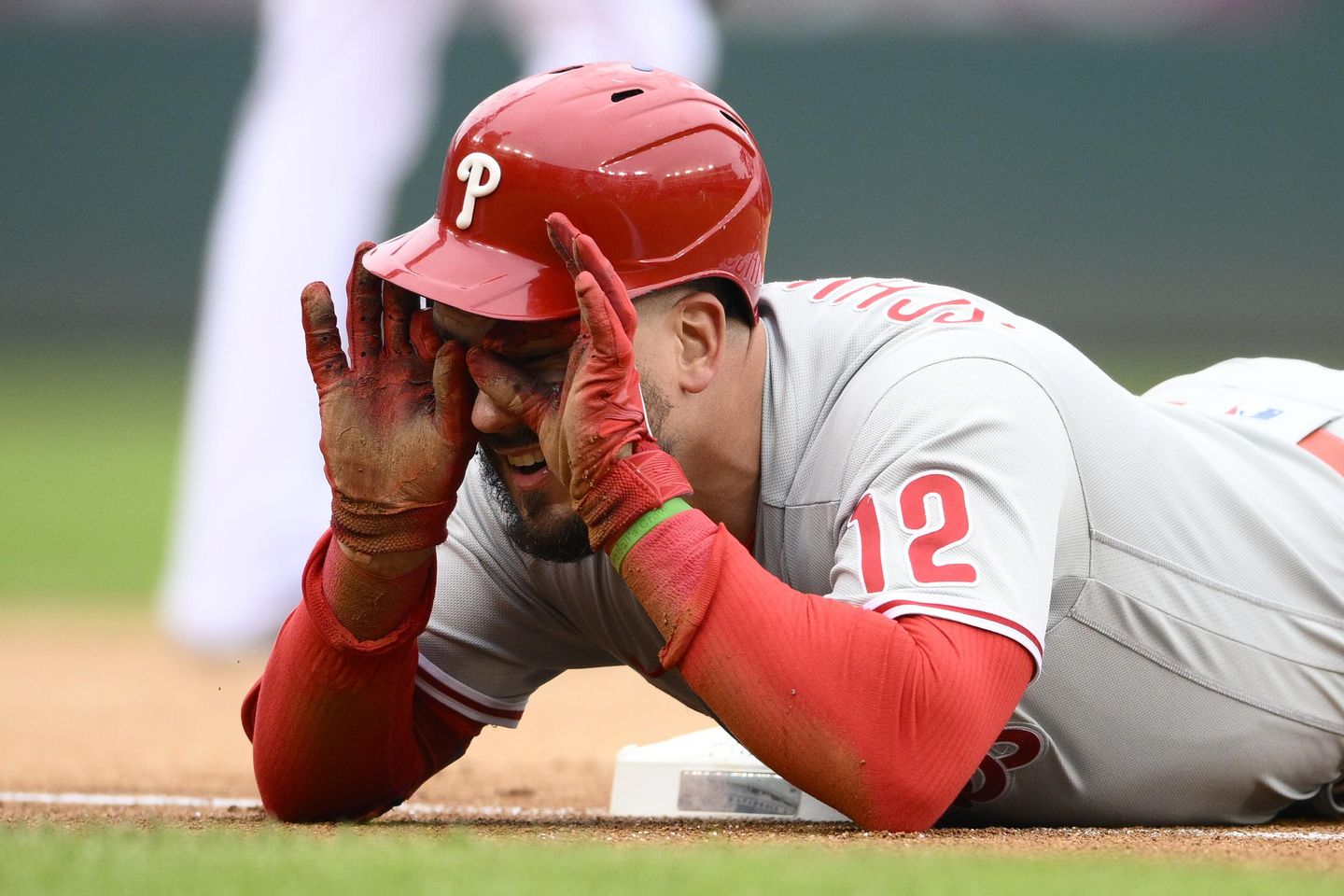 Schwarber hits 2 HRs as Phillies split with Nationals to lead Brewers