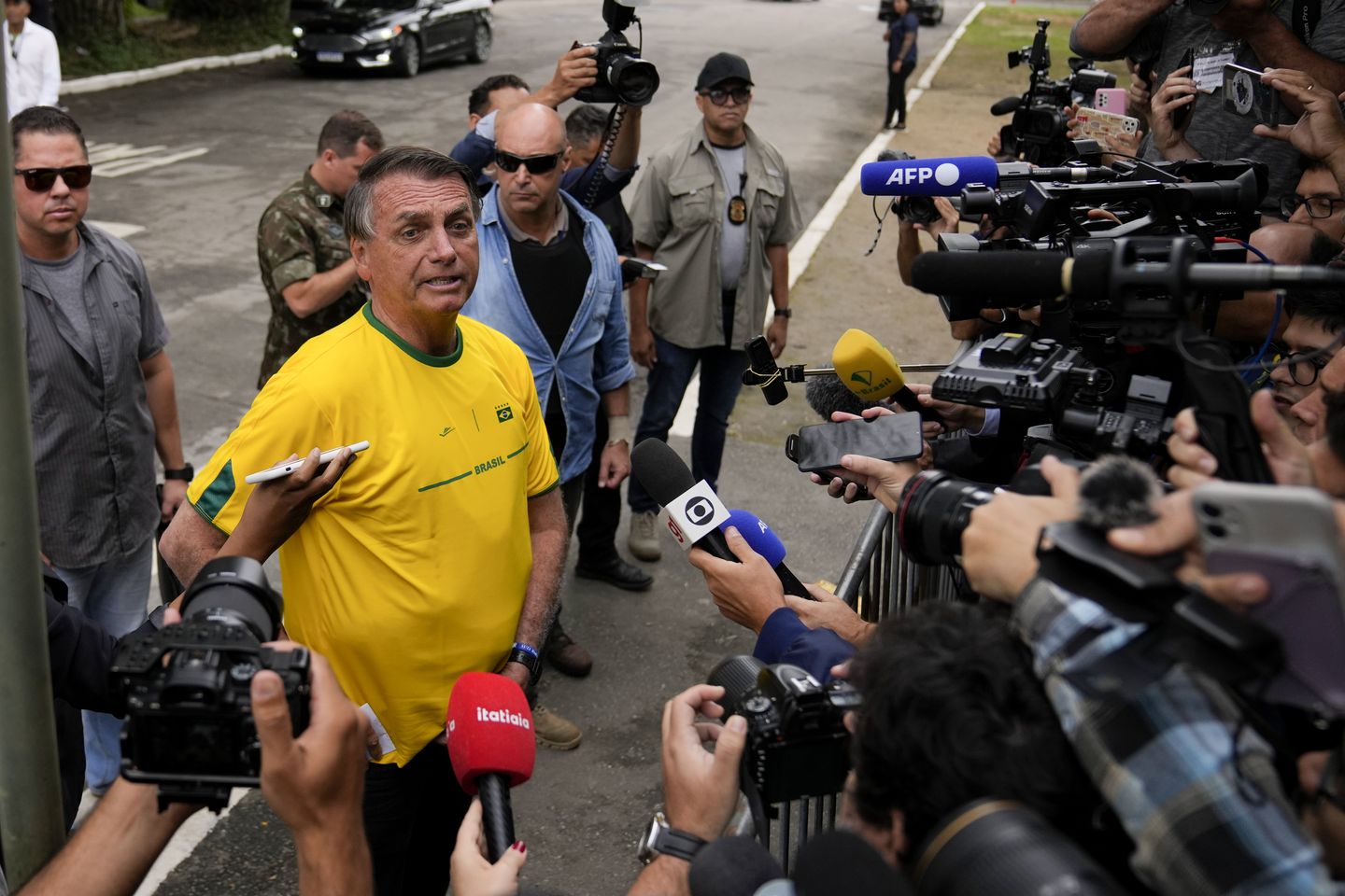 Brezilya'da görevdeki sağcı Jair Bolsonaro ve sol kanat rakibi da Silva için seçim günü