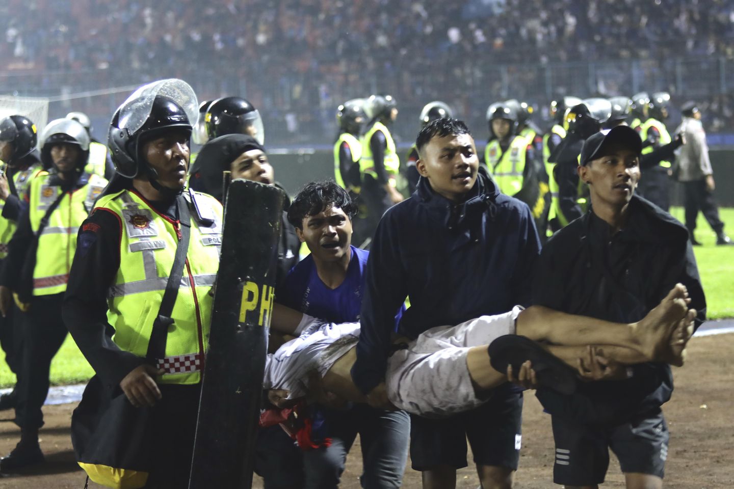 Endonezya'da bir futbol maçında çıkan isyanda en az 125 kişi öldü, izdiham çıktı.