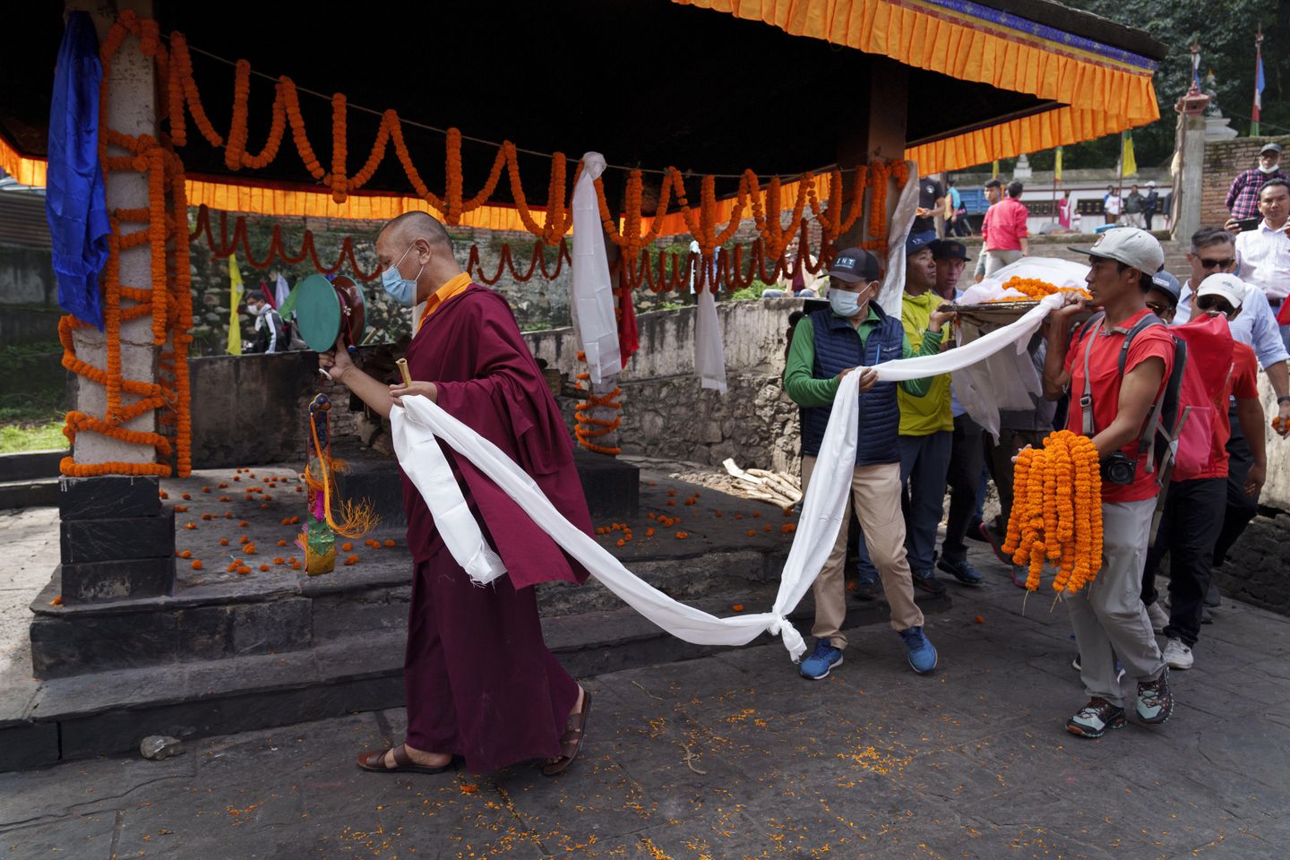 ABD'li ünlü ekstrem kayakçı Hilaree Nelson, geleneksel Nepal cenaze törenine katıldı