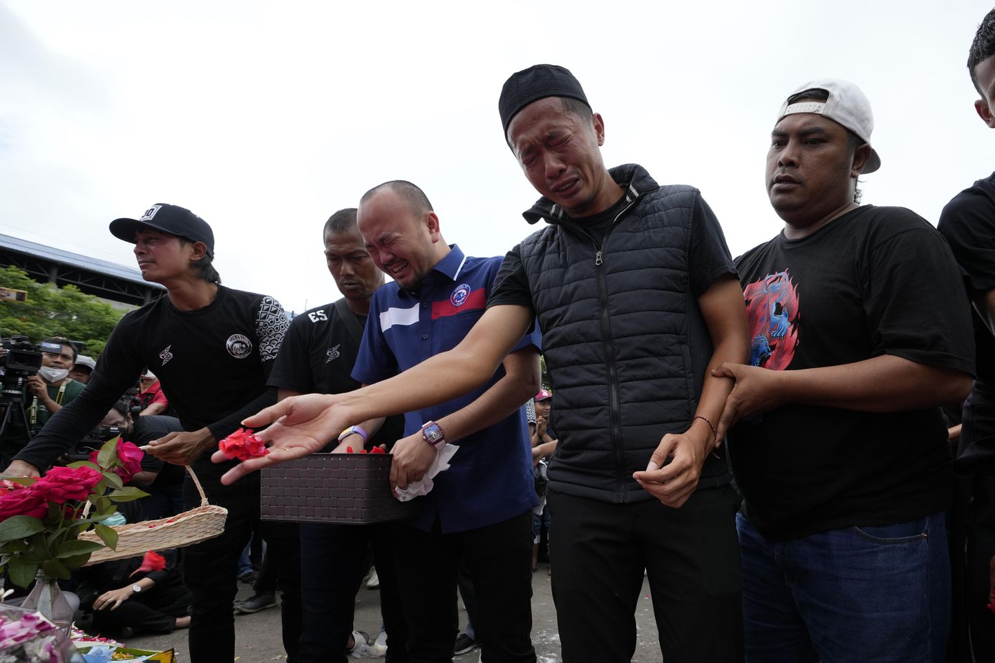 Endonezyalı, ölümcül futbol yakın dövüşünde acı veren göz yaşartıcı gazını hatırlıyor