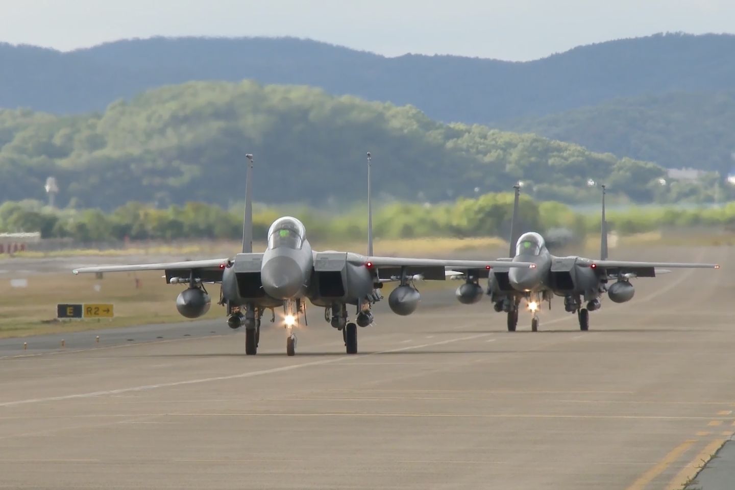 Kuzey Kore gergin sınırın yakınlarına askeri jetler gönderirken Seul karıştı