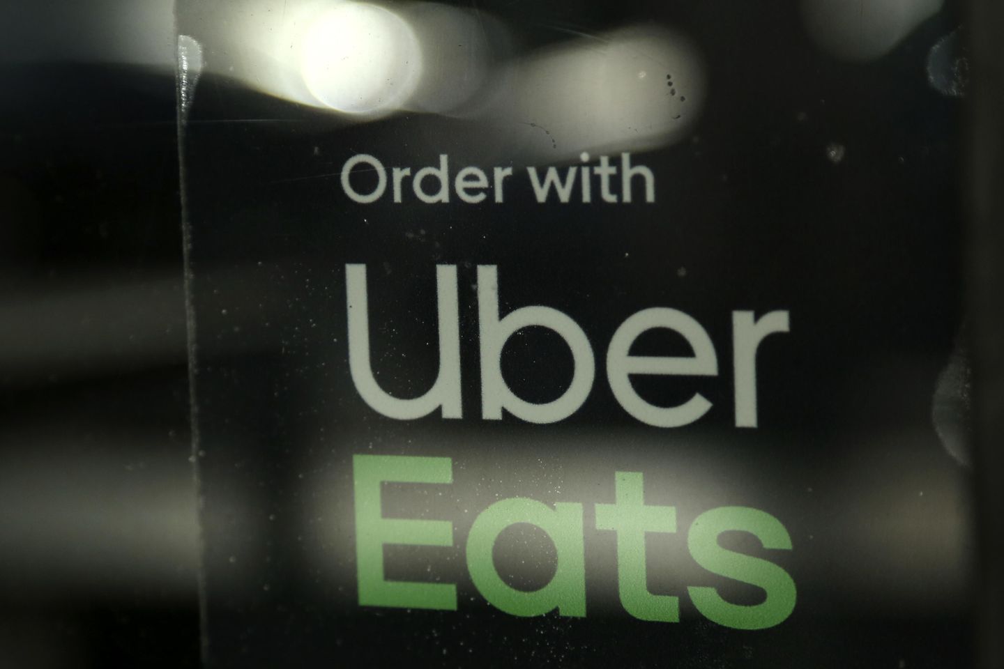 Uber Eats bermitra dengan perusahaan robotika Cartken untuk mengirimkan makanan melalui robot di Miami