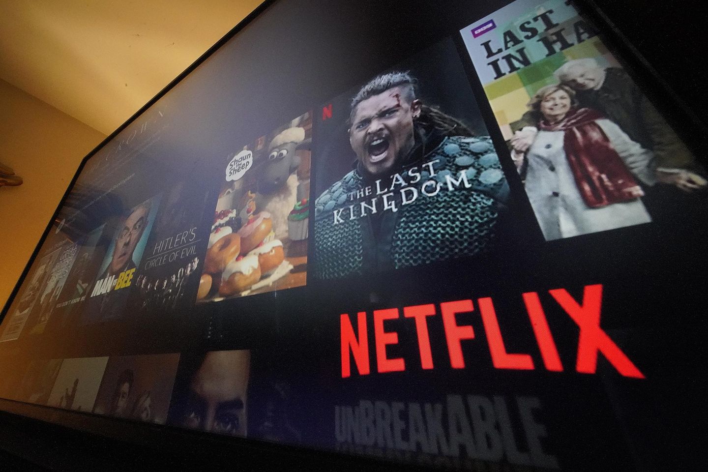 Netflix, 'The Crown' dizisinin kurgusal bir drama olduğuna dair sorumluluk reddi beyanı ekliyor