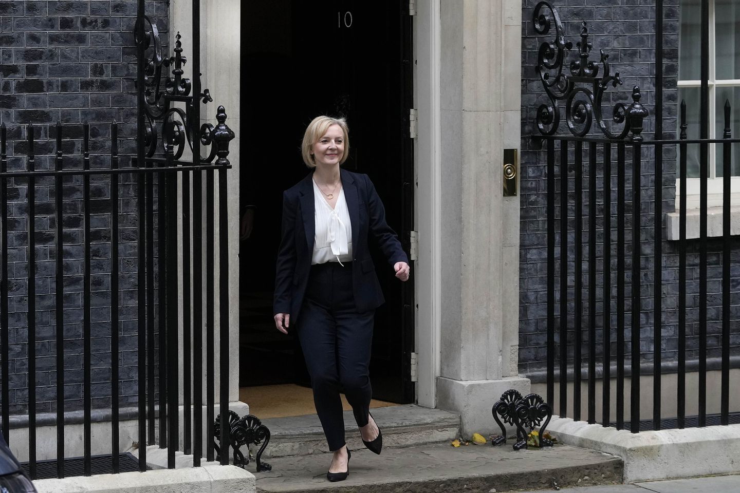 İngiltere Başbakanı Liz Truss, kargaşanın yetkisini ortadan kaldırmasının ardından istifa etti